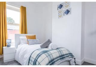 Modern 3BD House - Free parking - Fast WiFi - 2