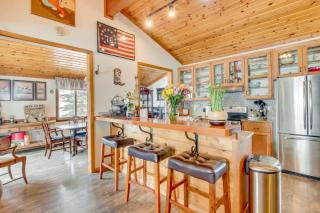 Cozy Mountain Home on 10 Acres with Fire Pit and Games - 0