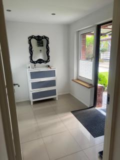 Apartament blisko lotniska z prywatnym ogrodzonym parkingiem - 0