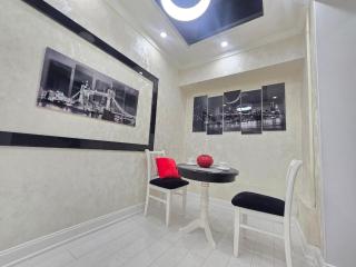 Loft Black and White plus red - 8