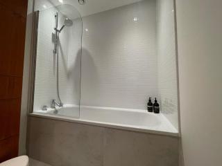 Bright Private Room & Bathroom with Parking - Glasgow West End - 8