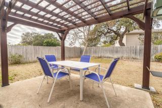 Spacious Bandera Family Fun House with King bed - 5