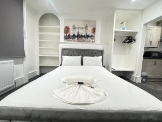 Beautiful Family Apartment On Edgware Road - 0