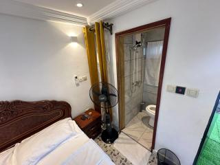 Luxury Villa AC Ensuite Room 9 - Limbe - 9