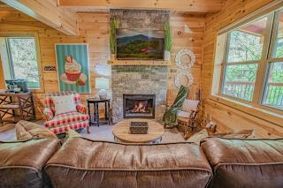 Cozy cabin in Pigeon Forge with Hot Tub - 3