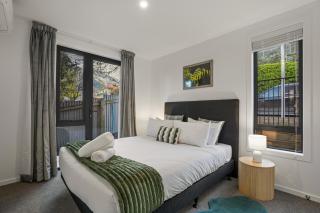 Contemporary Living in Town Centre on Sterling - 1