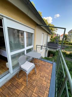 Saxonia HomeDeLuxe Appartement Dresden Neue Hochwertige voll ausgestattete Ferienwohnung mit Küche XXL Boxspringerbett 2 Einzelbetten Highspeed InternetFlatrate und Balkon Ideal für Familien Paare Kulturinteressierte und Geschäftsreisende mit MWStRechnung - 4