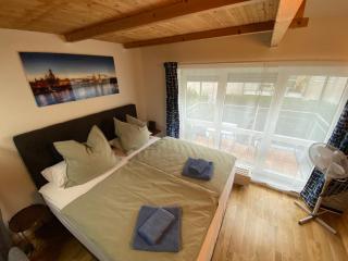Saxonia HomeDeLuxe Appartement Dresden Neue Hochwertige voll ausgestattete Ferienwohnung mit Küche XXL Boxspringerbett 2 Einzelbetten Highspeed InternetFlatrate und Balkon Ideal für Familien Paare Kulturinteressierte und Geschäftsreisende mit MWStRechnung - Dresda - 0