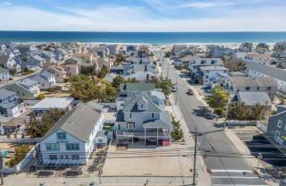3 Bedroom 2 bath Beach House condo- 10 houses from the beach walk to the beach - 3