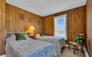 3 Bedroom 2 bath Beach House condo- 10 houses from the beach walk to the beach - 1