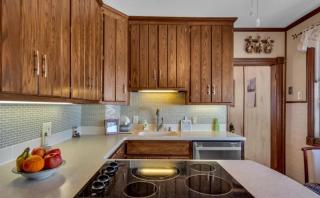 3 Bedroom 2 bath Beach House condo- 10 houses from the beach walk to the beach - 8