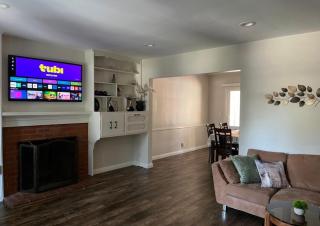 Northridge 3BR 2BA Home with Pool on a Tree-Lined street, Close to CSUN - Northridge - 1