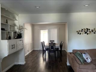 Northridge 3BR 2BA Home with Pool on a Tree-Lined street, Close to CSUN - Northridge - 2