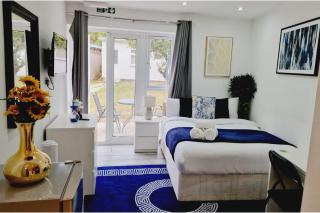 Cozy Harrow Studio with Extra Bed - 3