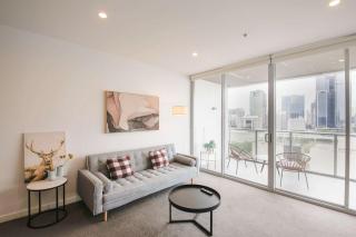 Tranquil River-View 2-Bedroom High-Rise Apartment - 7