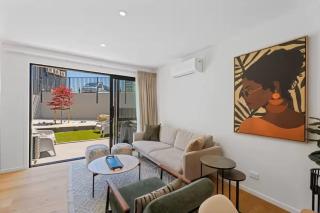 Wanaka Getaway - Bright 2-Bed Apartment - 2