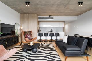 Villa Casa ~ Designer 3BR Apt~2Car~Perfect Getaway - 9