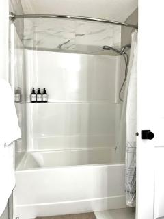 Affordable Cozy Bedroom Close to YYC Airport - 5