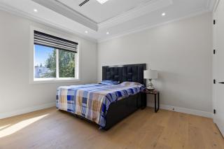 New Luxury Home Surrey Central HVAC Free Parking - Surrey - 2