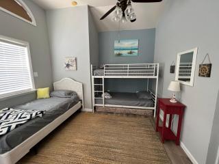 Waterfront retreat minutes from the beach - - 4