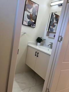 Drift & Discovery New Modern Stay, Mins to Beach! - 7