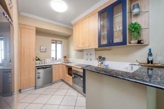 Stunning Waterfront Living in the Heart of Townsville City - 4