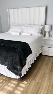 Joy-Louise City Views - 3