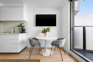 Chic Southbank Retreat Pool, Gym & City Views - 5