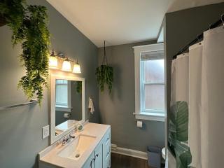 Cute Neighborhood Rainbow Apt - 9