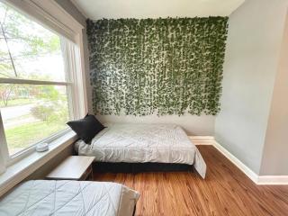Cute Neighborhood Rainbow Apt - 1