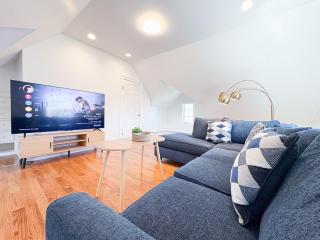 Family-Friendly 4 Bed 3 Bath Downtown Delight - 5