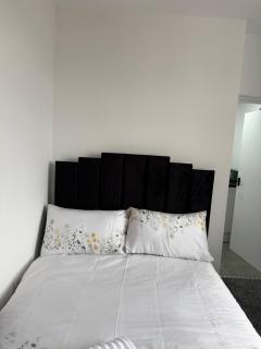 Peaceful Luton Apartment Close to Airport Amenities - 5