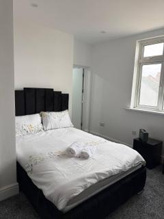 Peaceful Luton Apartment Close to Airport Amenities - 6