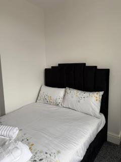 Peaceful Luton Apartment Close to Airport Amenities - 3