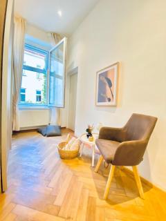 Spacious 2BR Apart 7 Min from Westbahnhof - 1
