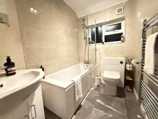 Cosy Stamford 3BR House with Garden, BBQ & Parking - 3