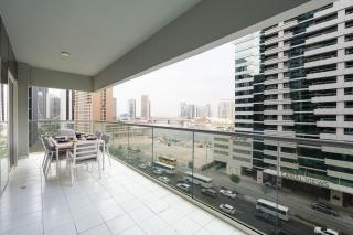 Lakeside 2-Bedroom Apartment with Pool & Gym - Business Bay - 4