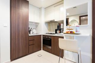 Lakeside 2-Bedroom Apartment with Pool & Gym - Business Bay - 7