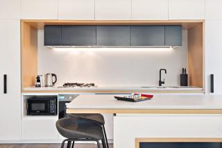 Bright 2-Bed Retreat with Pool, Gym & Sauna Access - 3