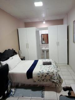 Charis Guesthouse - Hartswater - 5