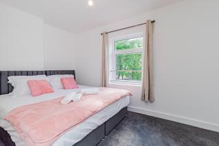 Stunning 3-Bedroom Home in Bletchley - Close to City Centre and Train Station - Free Private Parking - Fast Wi-Fi and Smart TV - 9