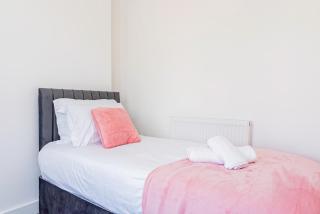 Stunning 3-Bedroom Home in Bletchley - Close to City Centre and Train Station - Free Private Parking - Fast Wi-Fi and Smart TV - Bletchley - 7