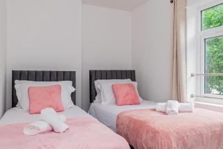 Stunning 3-Bedroom Home in Bletchley - Close to City Centre and Train Station - Free Private Parking - Fast Wi-Fi and Smart TV - 5