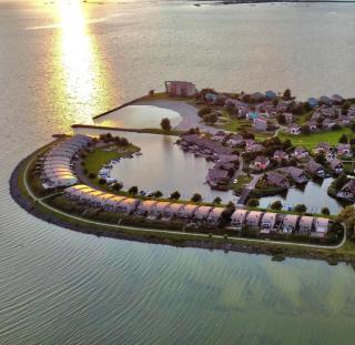 Visservilla - Beach Resort Makkum - 0