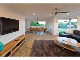 All Seasons - Coastal Charm Steps to Beach and Town - 9