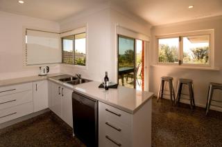 All Seasons - Coastal Charm Steps to Beach and Town - 3