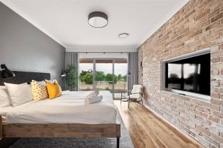 Amaroo - Luxe Hinterland Three-bedroom Farmhouse with Studio - 8