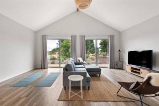 Amaroo - Luxe Hinterland Three-bedroom Farmhouse with Studio - 6