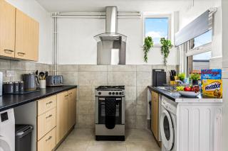 Superking Beds, Smart TVs, Gigabit WiFi, Sleeps 6 - Derby - 6