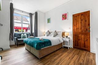 Superking Beds, Smart TVs, Gigabit WiFi, Sleeps 6 - Derby - 8